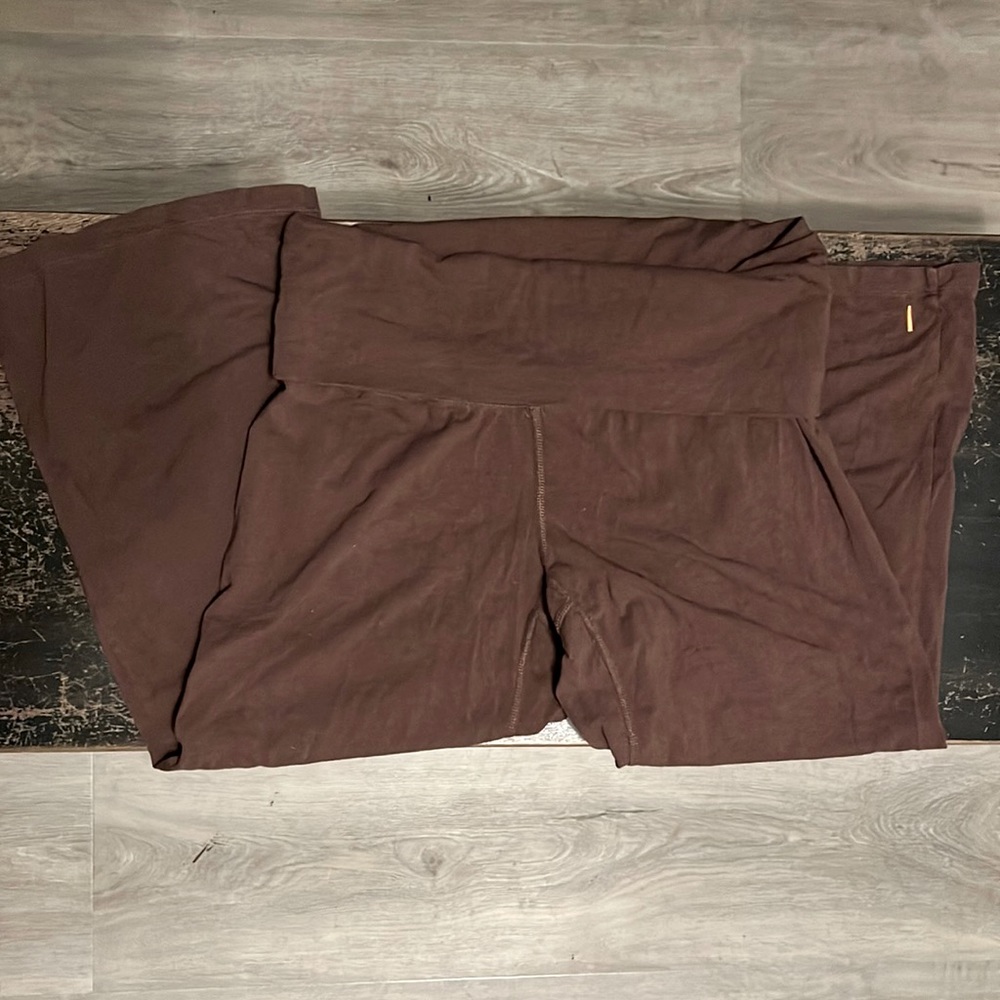 Lightly worn Lucy brown roll waist loose fit capris. Size medium.
